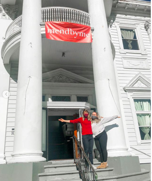 Johanne Read and her daughter in front of the first MendByMe free Pop-Up shop in November of 2020