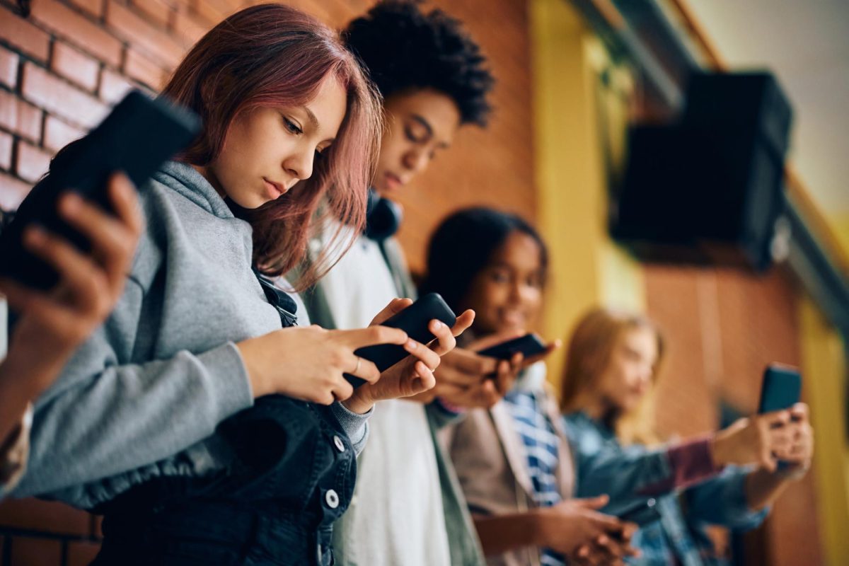 School district considers locking up phones during class time