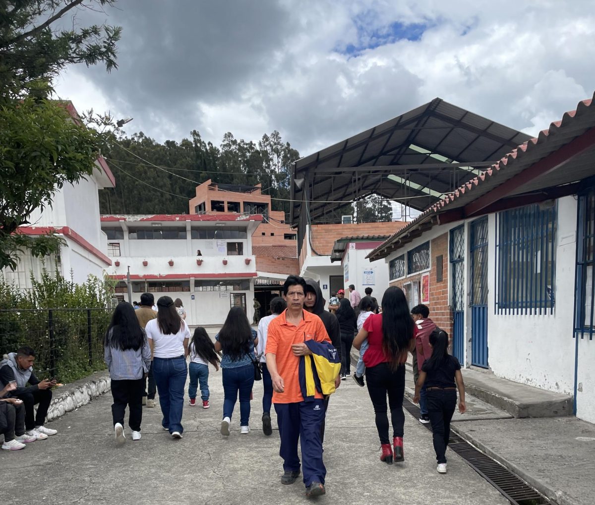 Cuencanos en camino a votar. 