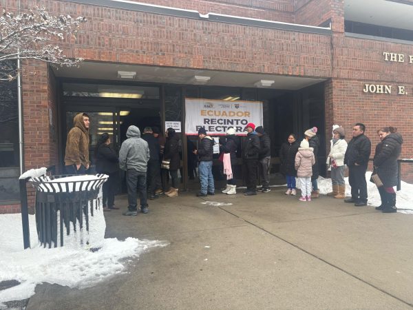 En los exteriores de la Biblioteca Field la nieve cubría el piso. Los votantes esperaban su turno en una línea.
