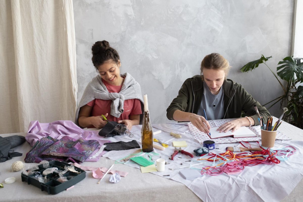 Children participate in a textile art workshop, creating collages and landscapes with various materials such as fabric, felt, and wool. (Freepik)