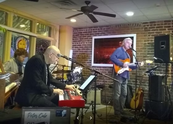 Solo artists or groups may take the stage and share any musical genre, without restrictions of style. (BeanRunner Café)