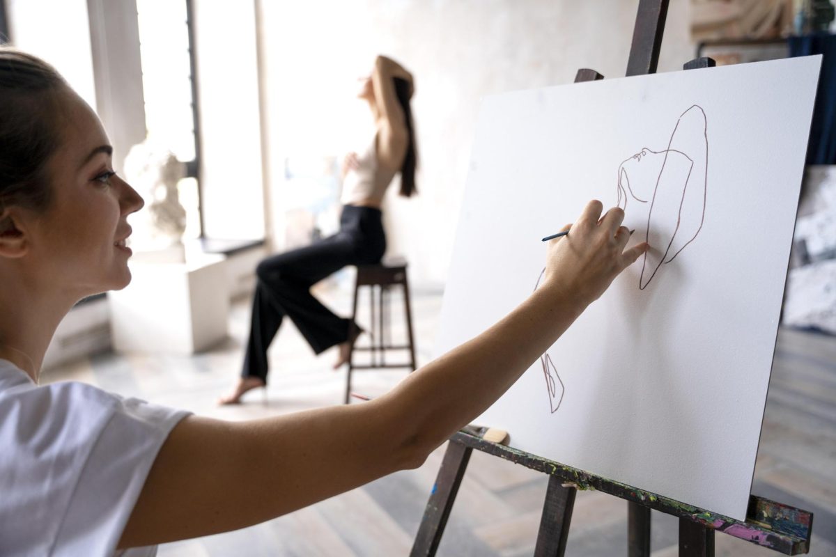 Students will participate in practical figure drawing classes using live models, combining quick sketches and prolonged poses for anatomical study. (Freepik)