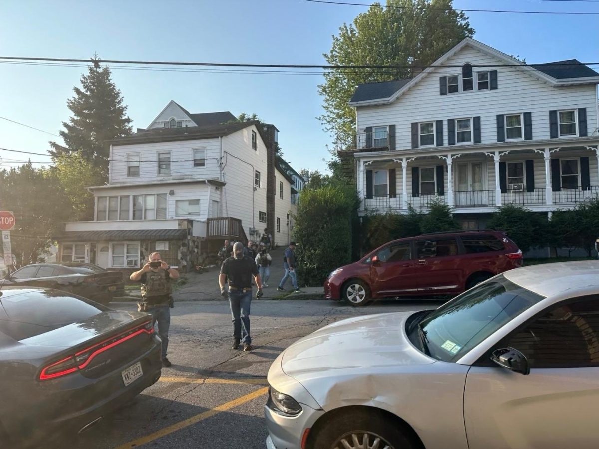 Agentes de ICE en una residencia privada en First Street la mañana del domingo. (Cortesía)

