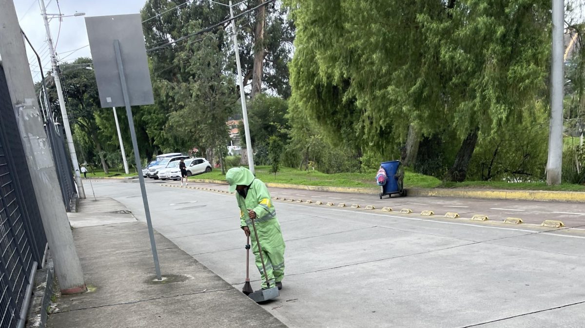 Un barrendero de calles en Cuenca, Ecuador. (Regina Clarkin)