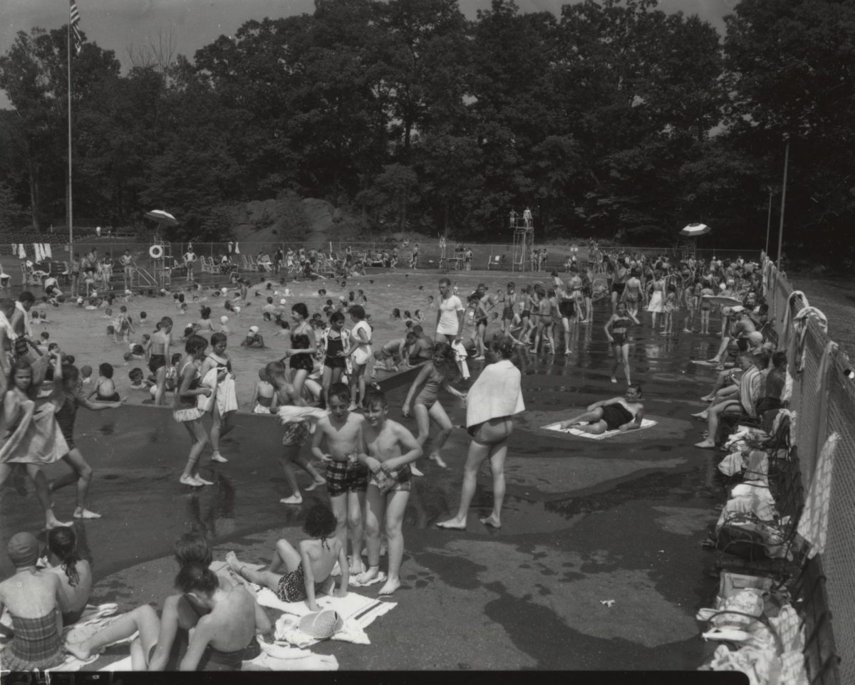 Veterans Memorial Pool attendance record set on June 18, 1956. (Evening Star photo collection within the Colin T. Naylor Jr. Archives at the Field Library)