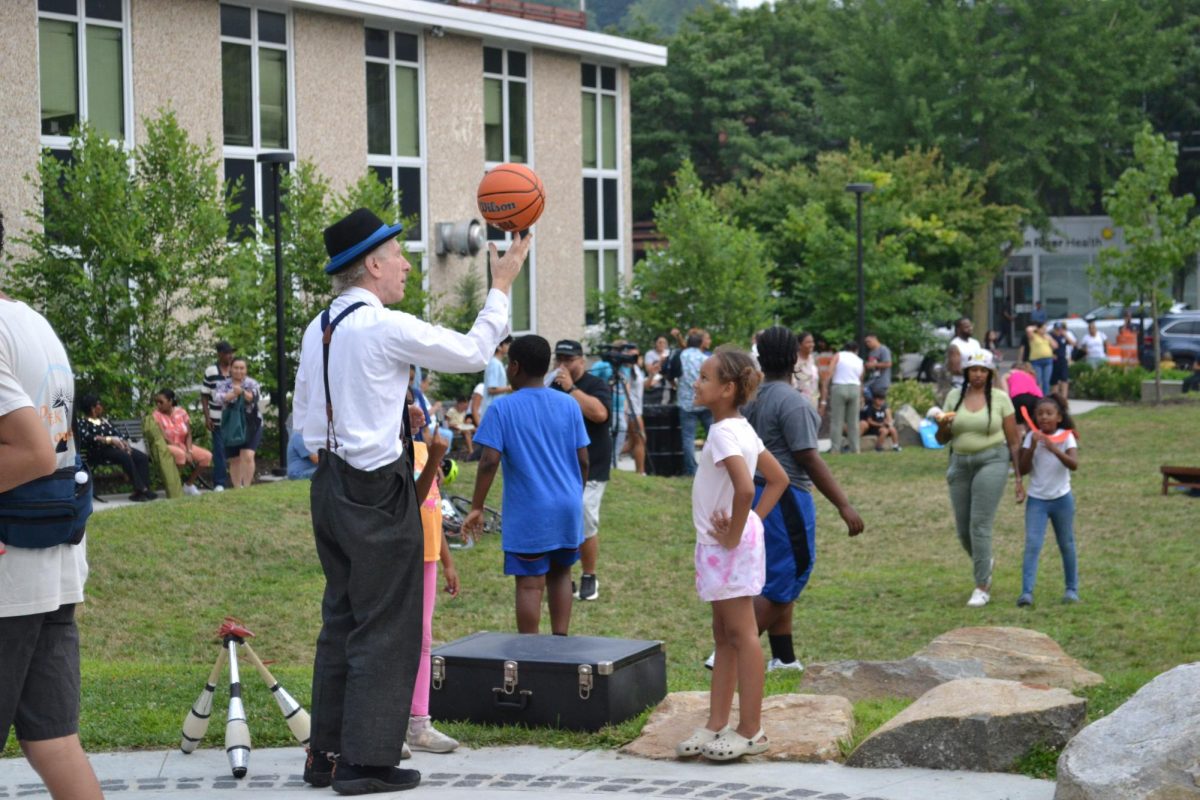 Children were delighted by a magician who wandered around Pugsley Park entertaining. 