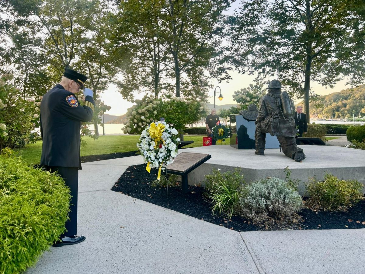 Last year’s ceremony in Peekskill brought residents and officials together to honor the victims of September 11. (Ariana Almeida-Martínez)