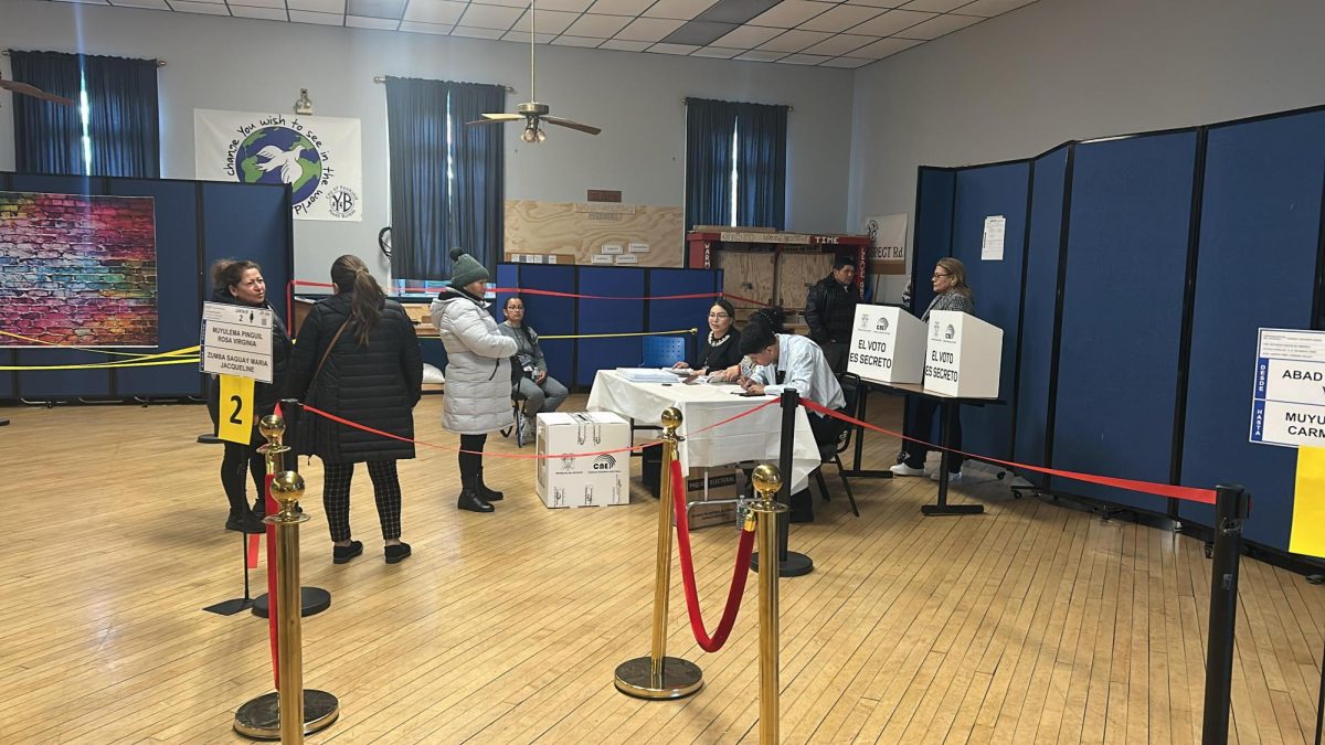 Ecuadorian residents of the Hudson Valley arrived at the polling site amid national music and a relaxed atmosphere. 