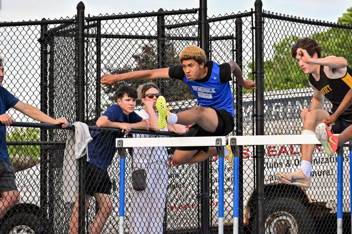 Hen Hud athlete competes in hurdles. All photos by Sheyla Cortorreal.